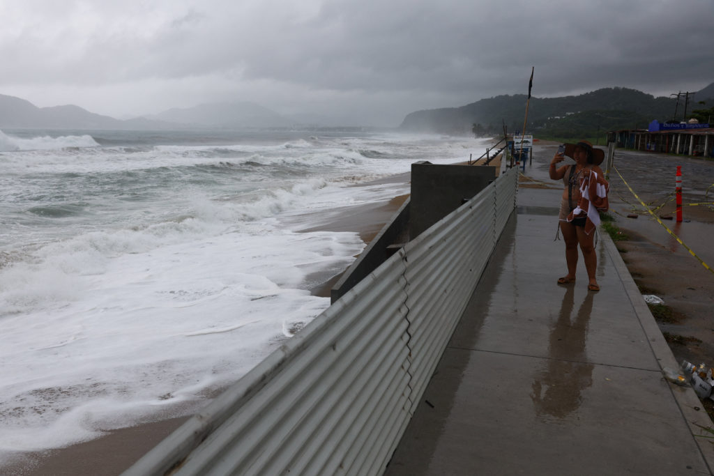 Hurricane Simon hits Mexico's Pacific coast