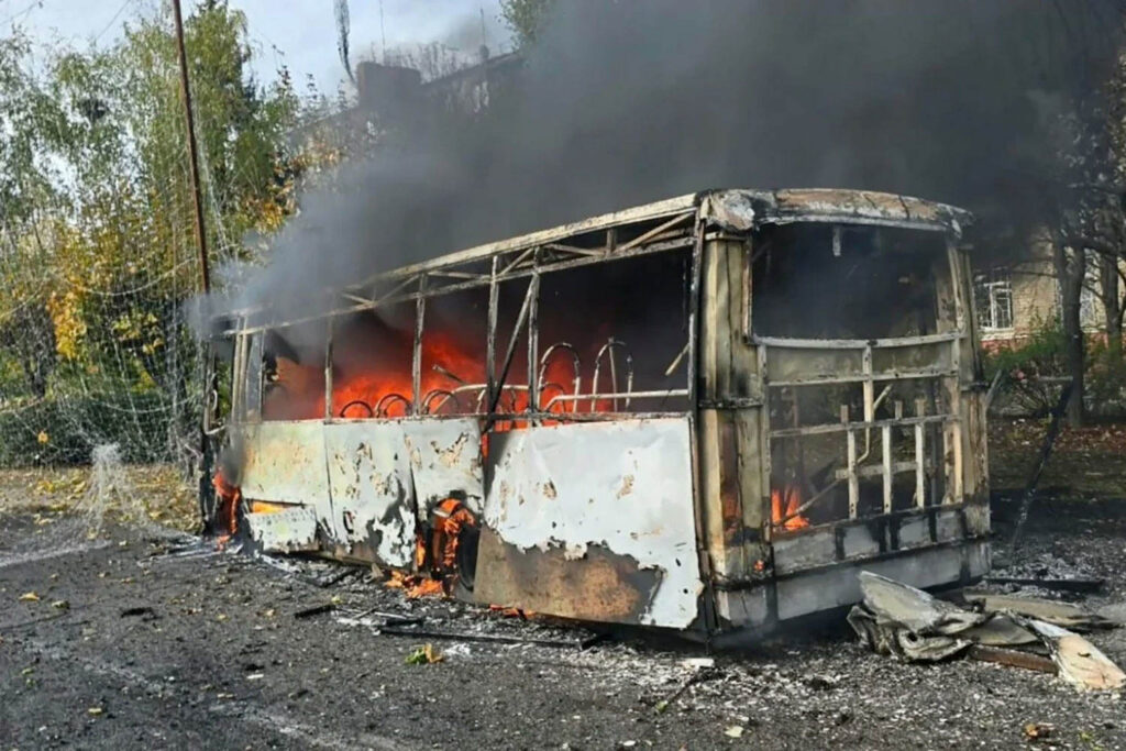 30 people feared killed in Russian bomb attack on bus in eastern Ukraine