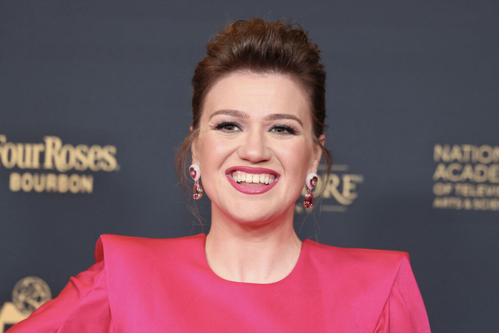 Kelly Clarkson says a Brooklyn store snubbed her. The shop says the item she wanted wasn’t for sale.