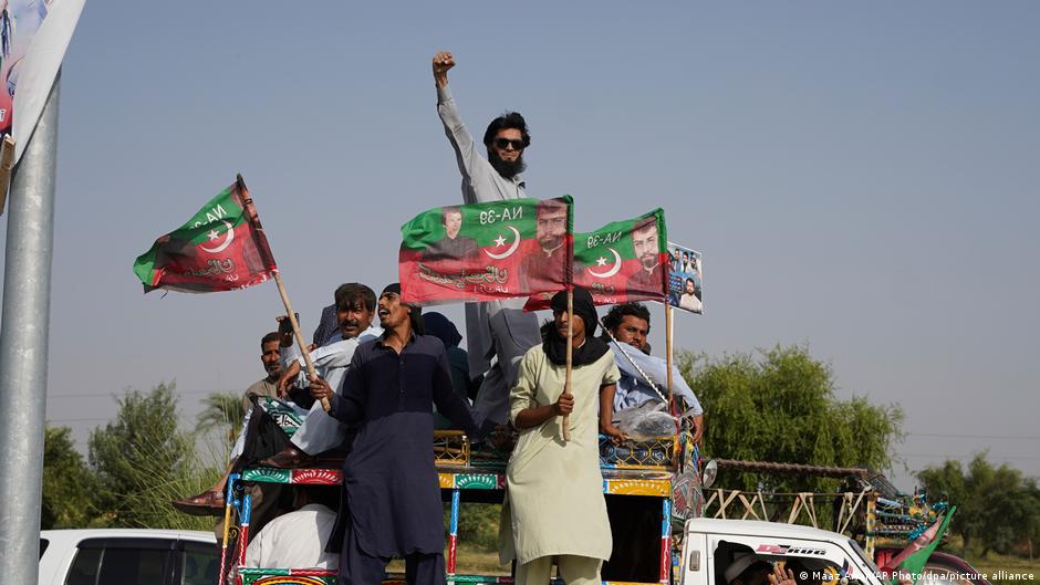 Pakistan: Imran Khan supporters demand ex-PM's release