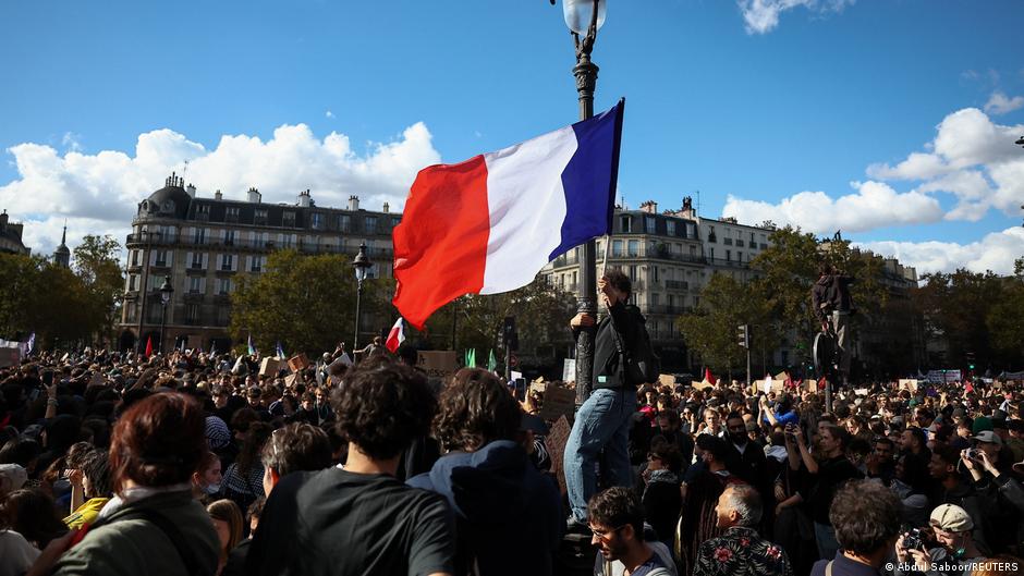 France: Police clash with protesters at Paris student rally