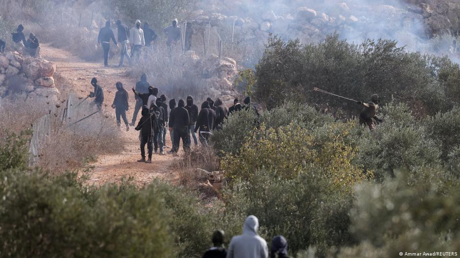 West Bank: Israeli settlers attack EU diplomats