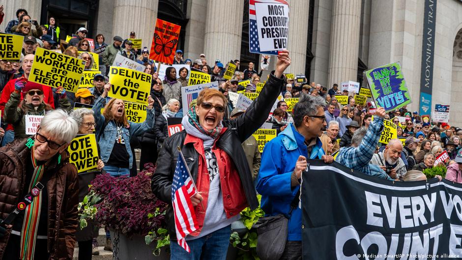 'No Kings' rallies push early voting ahead of US midterm elections