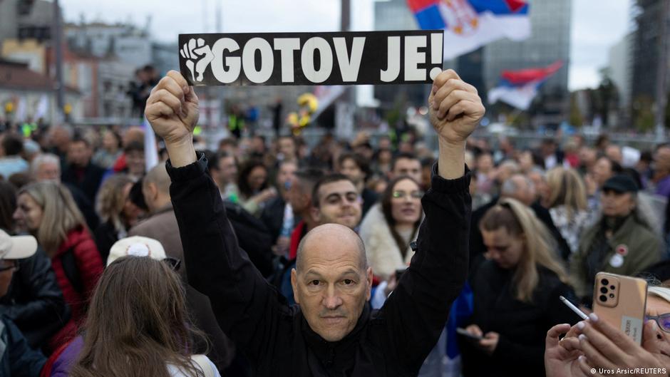 Serbia: Tens of thousands rally ahead of elections