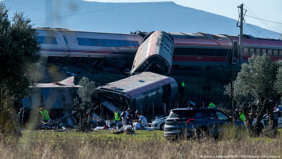 Spain: High-speed train crash kills at least 30, injures many
