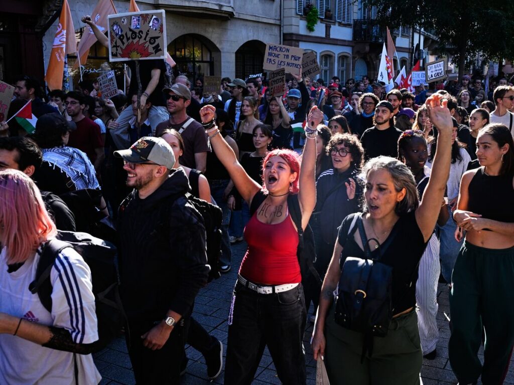 Protesting pupils blockade French high schools again, testing a weekslong movement