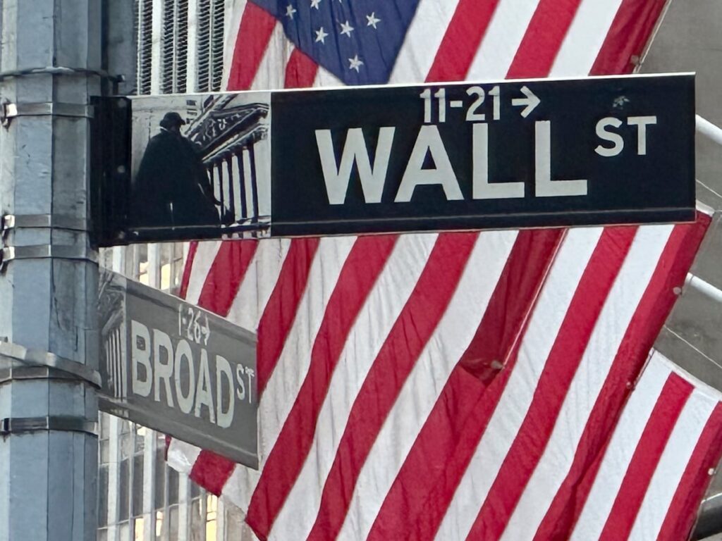 US stocks rise after companies deliver strong profits and oil prices retreat