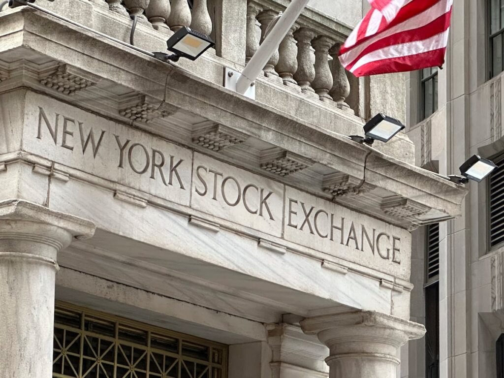 Sharp rise in crude oil prices weighs on Wall Street
