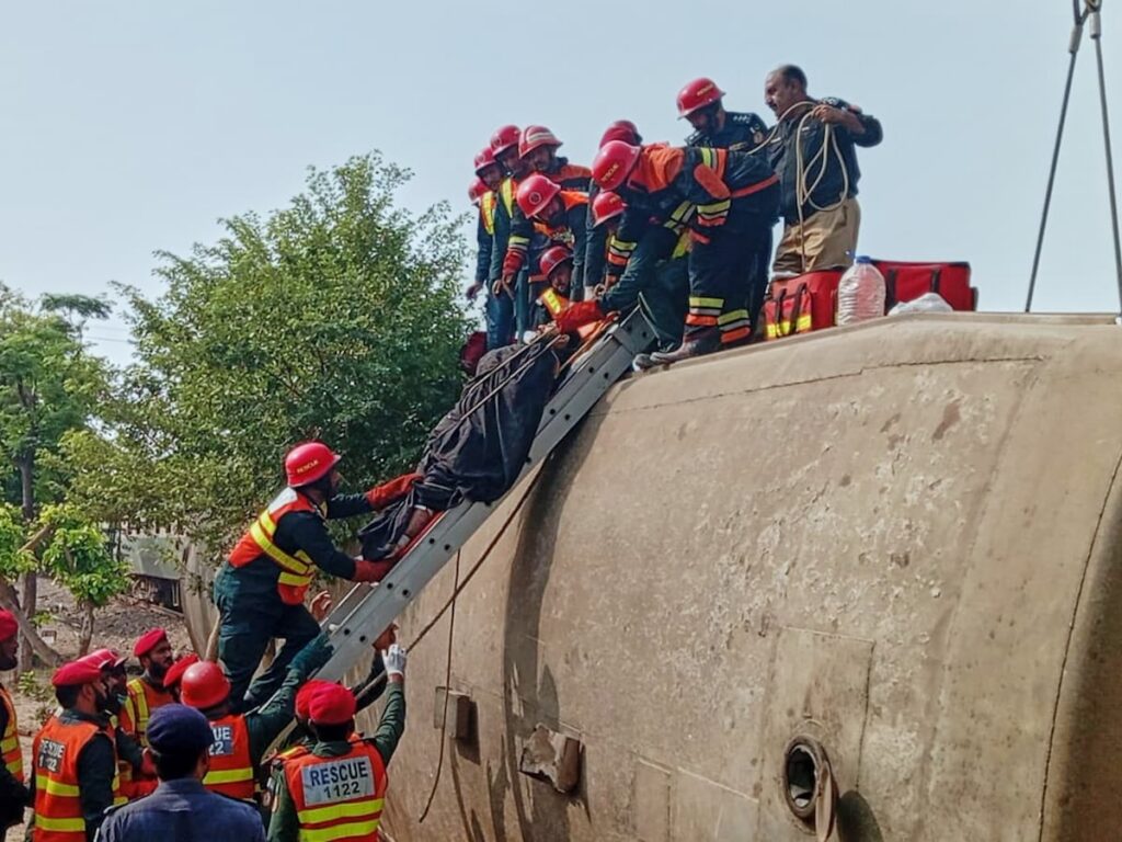 Passenger train derails in central Pakistan, killing at least 5 people and injuring 35