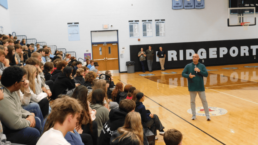 Former NFL player shares message of perseverance with Bridgeport students
