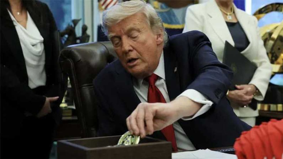 'Exclusive dinner' offer pumped Trump meme coin as top insider prepares to cash out